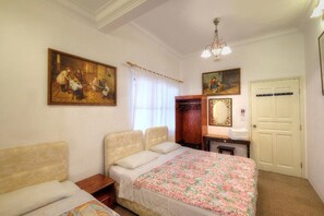 Iron/ironing board, bed sheets