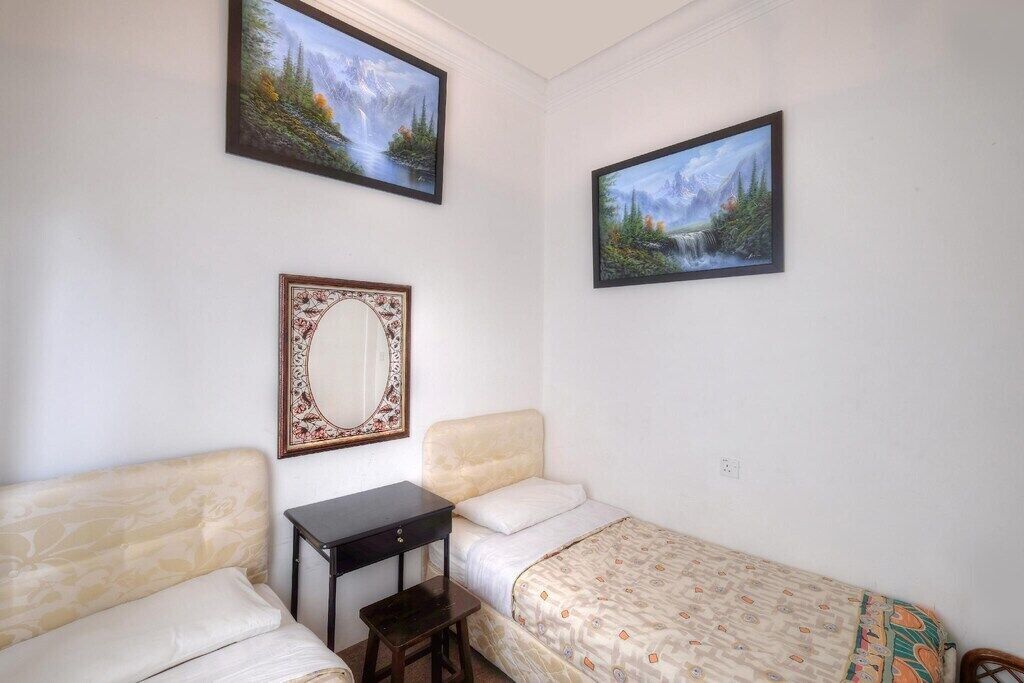 10 bedrooms, iron/ironing board, bed sheets