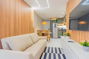 Apartment | Ruang tamu | 51 inci televisyen skrin rata dengan digital