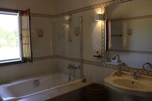 Jetted bath, hair dryer, bidet, towels - Exclusive Monte Alentejano with Pool Close to the Beaches of the Alentejo Coast (Santiago do Cacém)