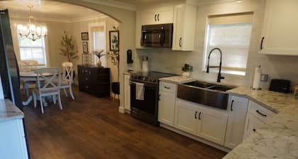 Cozy Greenville Cottage. Close to downtown! Pet friendly!