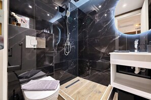 Haartrockner, Handtücher, Toilettenpapier