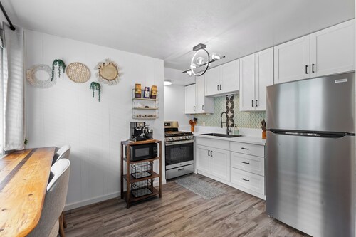 Cozy 2-bedroom condo in charming Hilo with WiFi, AC