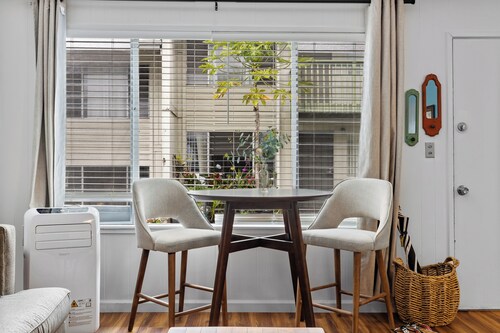 Cozy 2-bedroom condo in charming Hilo with WiFi, AC