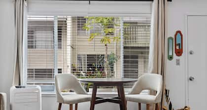 Cozy 2-bedroom condo in charming Hilo with WiFi, AC