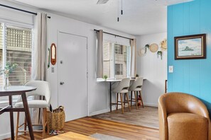 Interior - Cozy 2-bedroom condo in charming Hilo with WiFi, AC (Hilo)