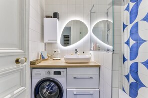 Dusche, Haartrockner, Handtücher