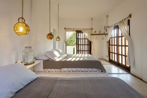 Cortinas blackout, tabla de planchar con plancha y wifi gratis 