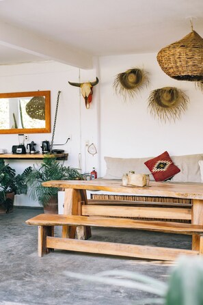 Villa, balkong, delvis havutsikt | Blendingsgardiner, strykejern/-brett og wi-fi (inkludert)