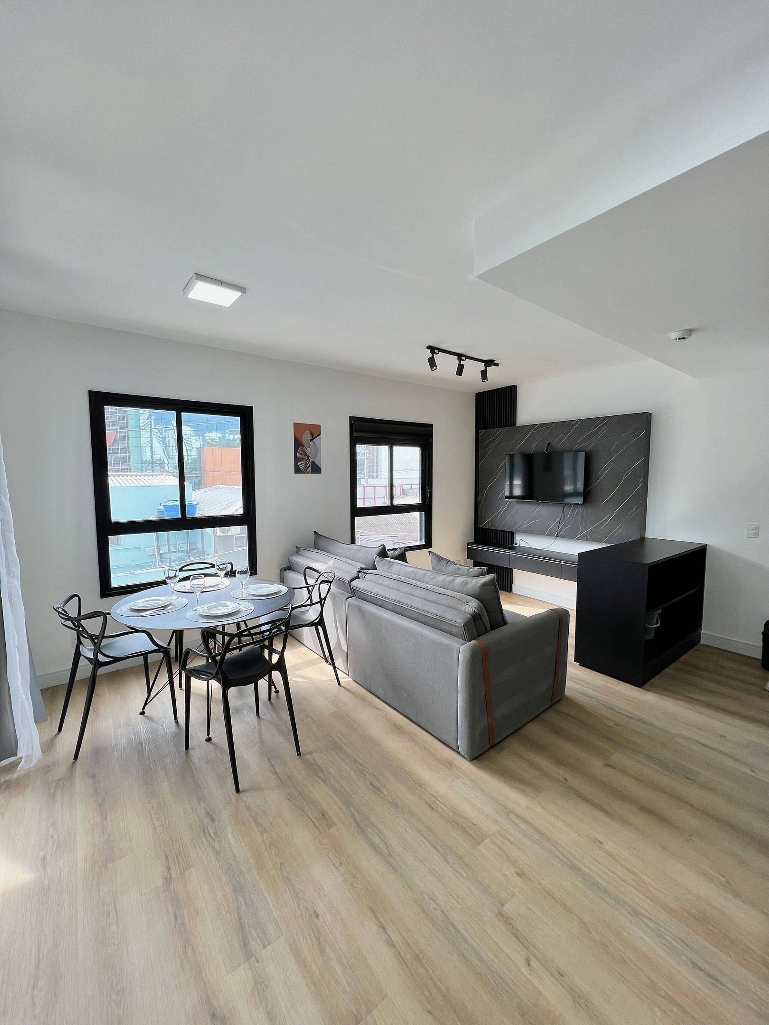 Apartamento grand | Área de estar | TV