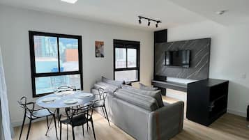 Apartamento grand | Área de estar | TV