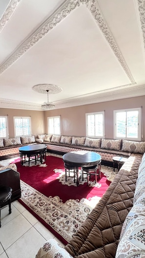 Een 32-inch smart-tv met satellietzenders