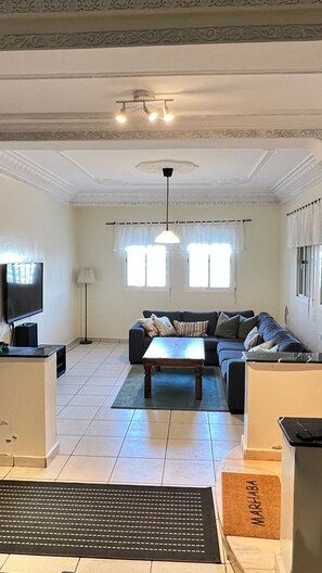 TV connectée de 32 pouces avec chaînes par satellite