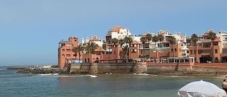 Una spiaggia nelle vicinanze