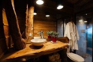 Romantic Chalet, Mountain View | Bathroom | Soap, toilet paper - Hostal La Laguna (Villamaria)