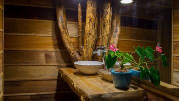 Xalet romàntic, vistes a la muntanya | Bany | Sabó i paper higiènic