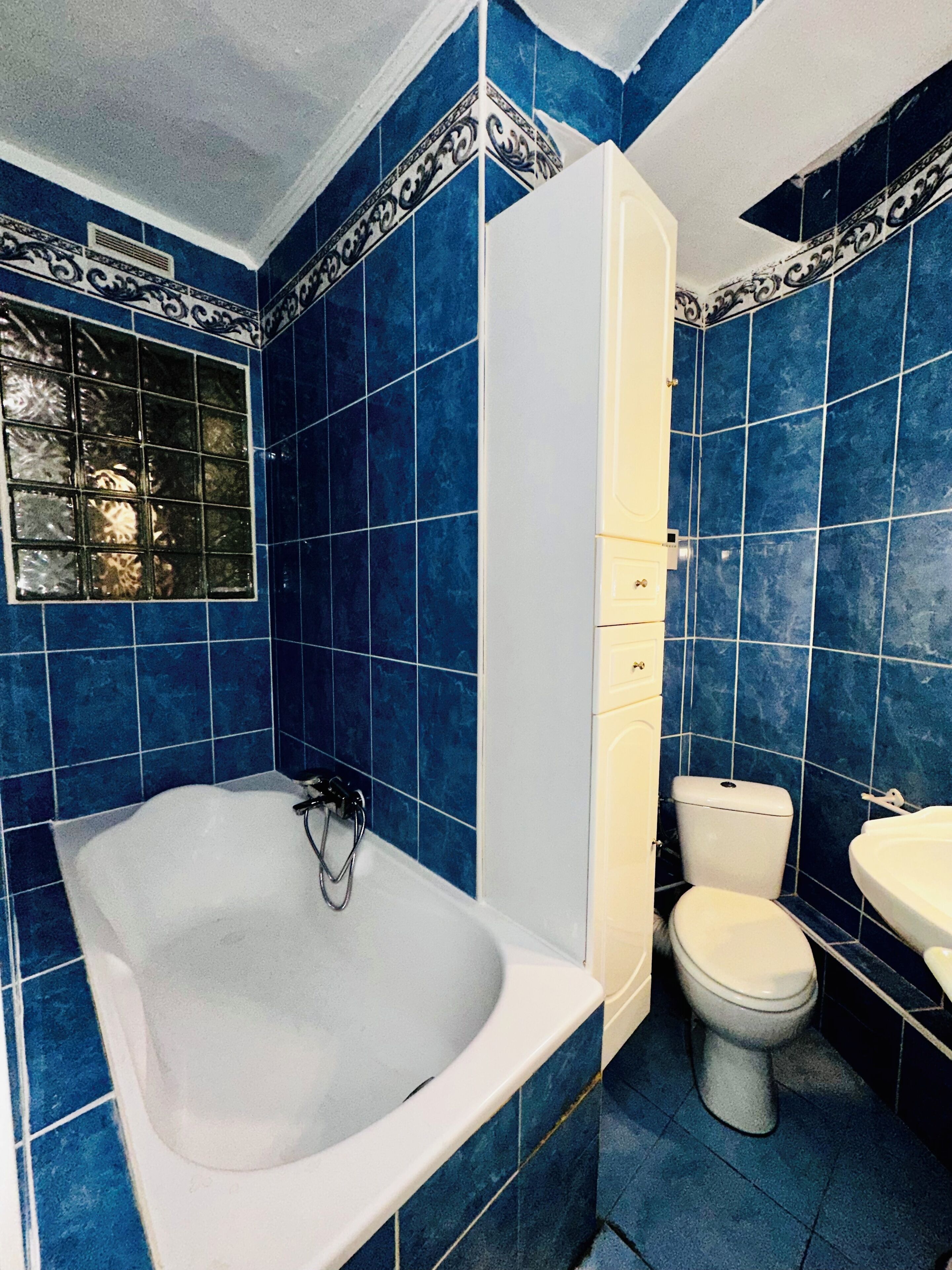 Secadora de cabello, toallas, jabón, papel de baño 