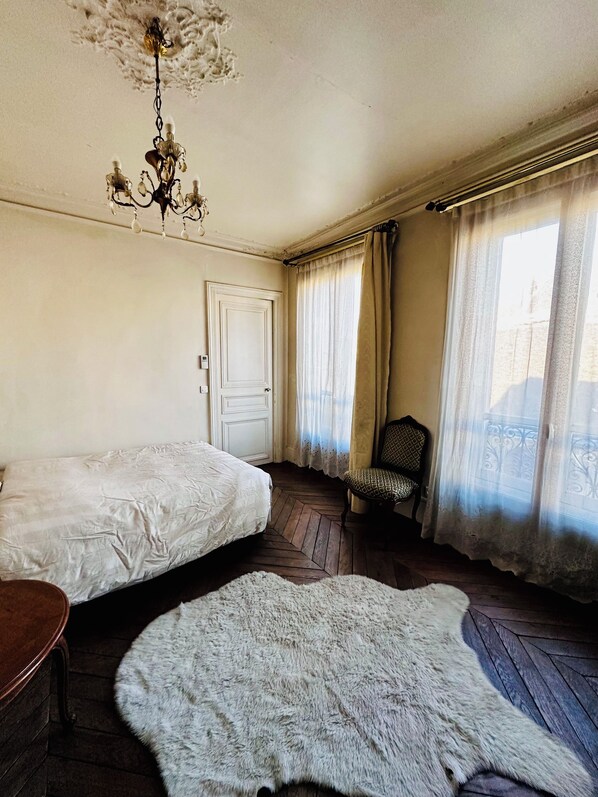 Iron/ironing board, WiFi, bed sheets