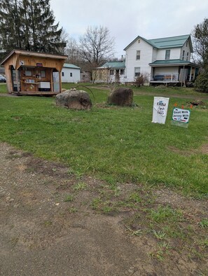 Property grounds - Tranquil campground in Meadville for a peaceful getaway. Park car, popup a tent (Meadville)