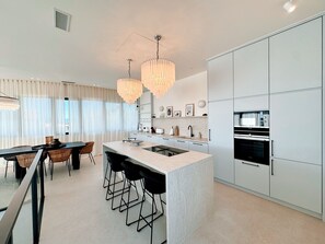 Réfrigérateur, four à micro-ondes, un four, surface de cuisson