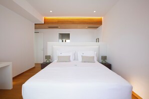 2 chambres, coffres-forts dans les chambres, bureau