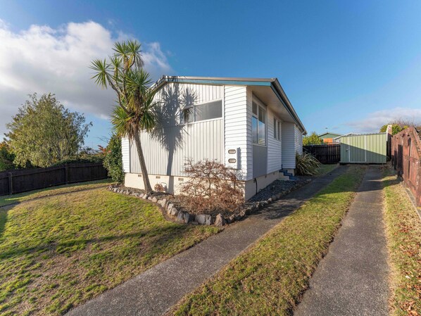 Property grounds - The Bay Breeze Retreat - Two Mile Bay Stay (Taupo)