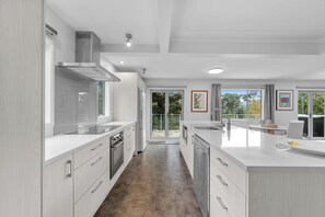 Køleskab, mikrobølgeovn, opvaskemaskine, brødrister