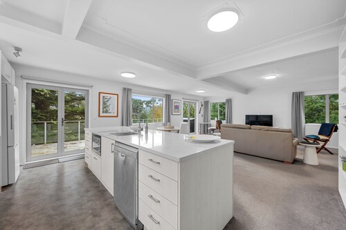 Birdsong Retreat - Titirangi Holiday Home