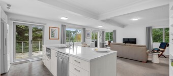 Birdsong Retreat - Titirangi Holiday Home