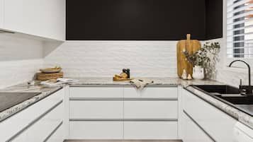 Micro-ondes, plaque de cuisson, lave-vaisselle, grille-pain