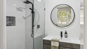 Douche, sĂšche-cheveux, serviettes fournies