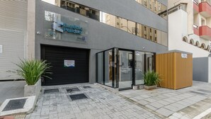 Un bâtiment avec une enseigne indiquant « Euzenfo Petição » et un portail de garage fermé.