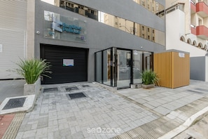 A building with a sign reading 'Euzenfo Petição' and a closed garage door.