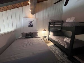 2 chambres, fer et planche à repasser, Wi-Fi, draps fournis