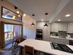 Fridge, microwave, oven, stovetop - Cozy Mtn Condo - Hot Tub - Walk to Canyon Lodge (Mammoth Lakes)