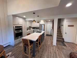 Fridge, microwave, oven, stovetop - Cozy Mtn Condo - Hot Tub - Walk to Canyon Lodge (Mammoth Lakes)