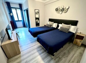 Escritorio, espacio para trabajar con laptop y wifi gratis 