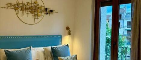 Habitació doble Deluxe, balcó, vistes a la ciutat | Escriptori, espai de treball apte per a portàtils i wifi gratuïta