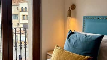 Suite junior, balcón, vistas a la ciudad | Escritorio, espacio para trabajar con un portátil, wifi gratis
