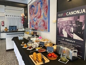 Petit déjeuner buffet (9 EUR par personne)