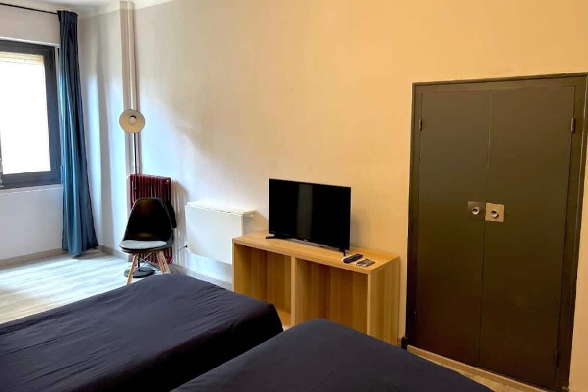 Desk, laptop workspace, free WiFi