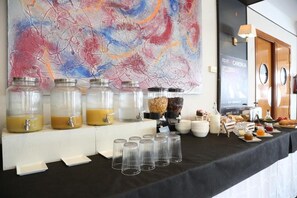 Tägliches Frühstücksbuffet (9 EUR pro Person)