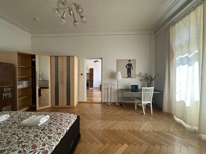 1 chambre, bureau, fer et planche à repasser, lit parapluie