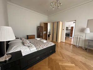 1 Schlafzimmer, Schreibtisch, Bügeleisen/Bügelbrett, Reisekinderbett