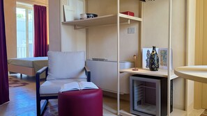 ห้องลักซ์ชัวรี่, ระเบียง, วิวเมือง | บริเวณนั่งเล่น | ทีวีจอแอลอีดี 40 นิ้ว พร้อมช่องดิจิตอล, Netflix, บริการสตรีมมิ่ง