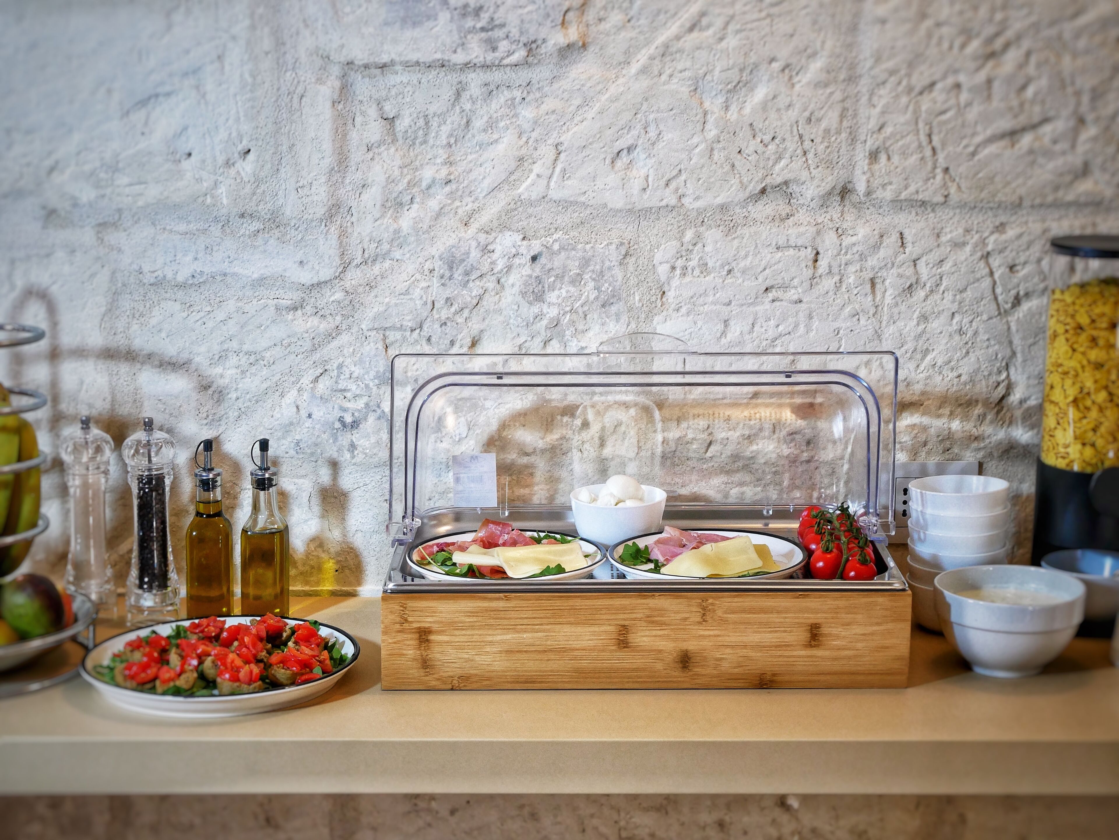 Montaje de bufé con diferentes alimentos y salsas.