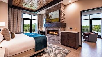 Executive Suite, 1 King Bed with Sofa bed, Non Smoking, Corner | In-room safe, desk, laptop workspace, soundproofing