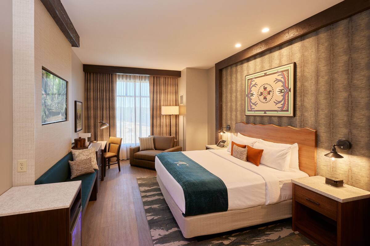 Huone, 1 suuri parisänky, esteetön liikuntarajoitteisille (Hearing Accessible, Roll-In Shower) | Tallelokero huoneessa, kannettavalle tietokoneelle sopiva työtila