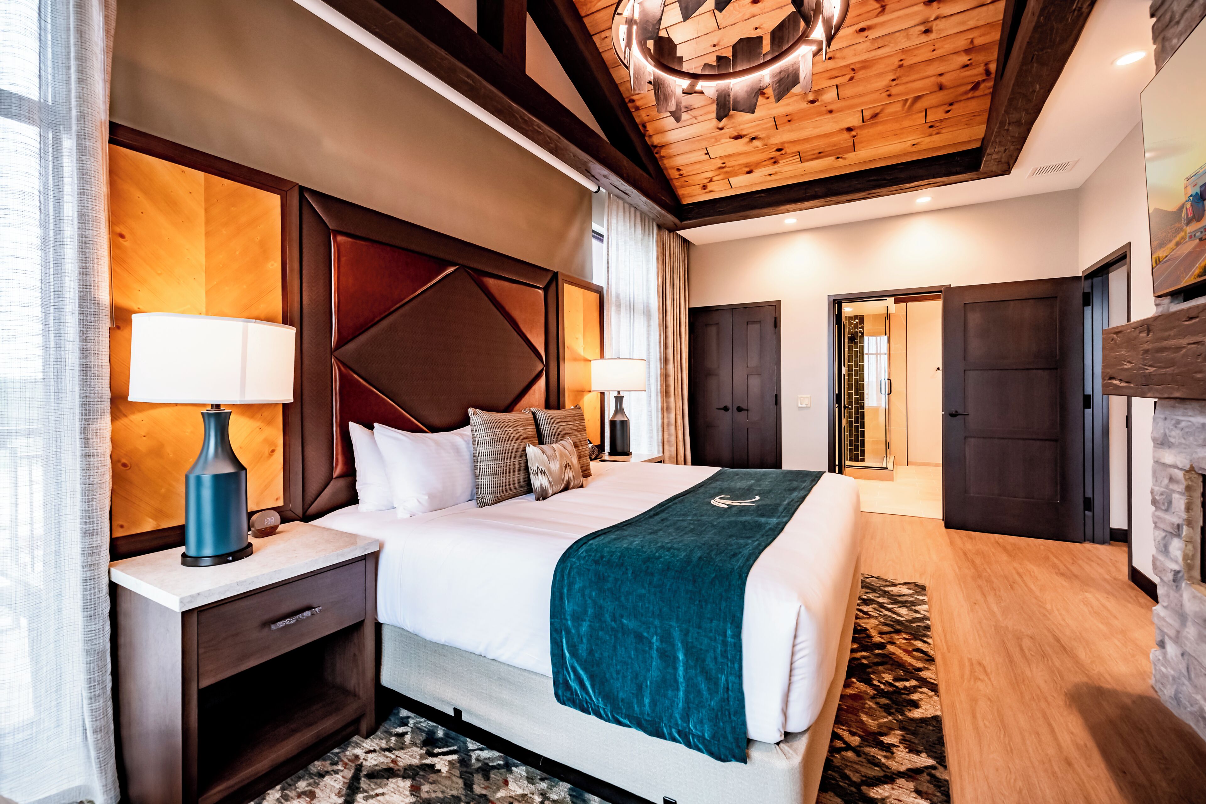 Executive Suite, 1 King Bed with Sofa bed, Mobility Accessible (Hearing Accessible, Roll-In Shower) | In-room safe, laptop workspace, free WiFi