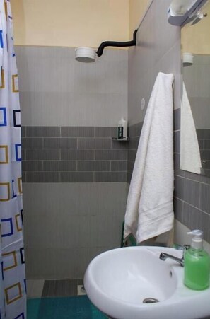 Douche, serviettes fournies, savon, papier toilette